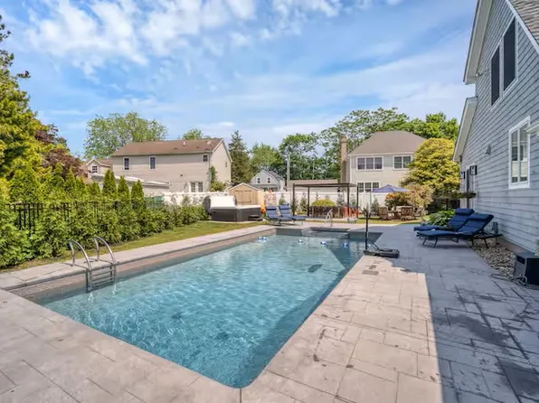 22 Golf St, Groton, CT 06340