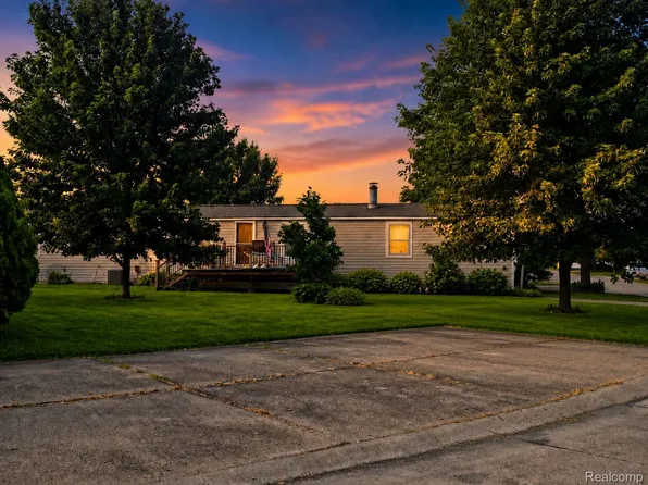 20648 Seneca Dr, Clinton Township, MI 48036