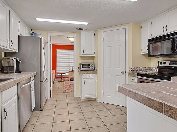 5th image of 828 Canary Pine Ct