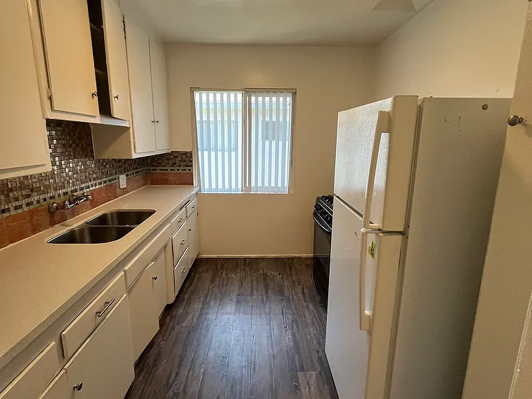 14612 Wyandotte St #9 — Photo 15