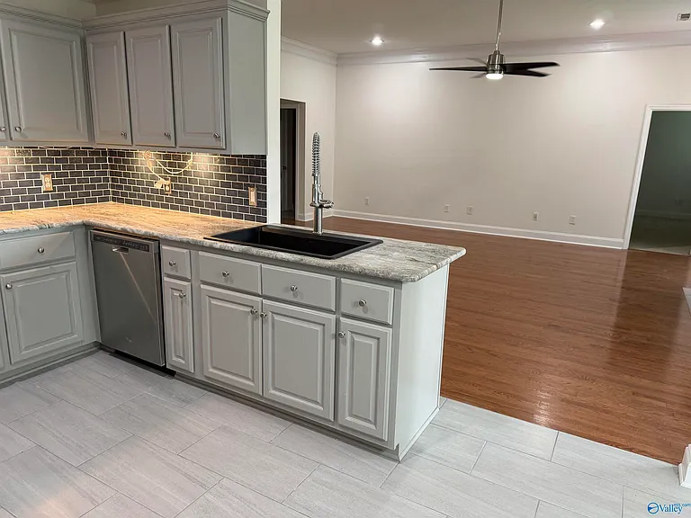 228 Tanner Point Dr — Photo 5