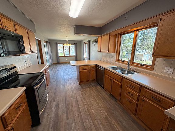 3rd image of 608 Pine St