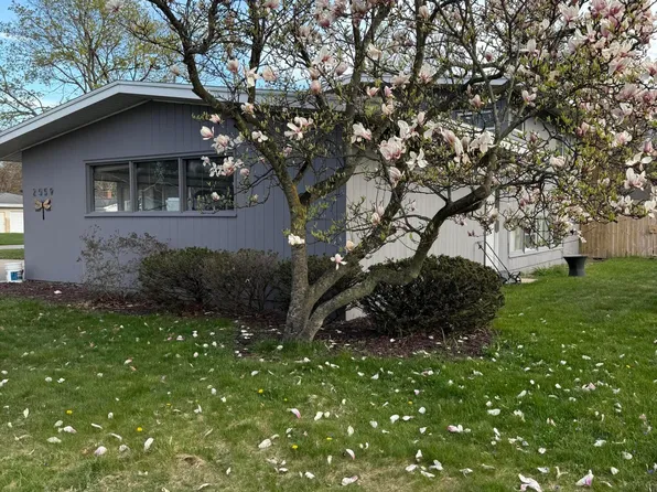 2059 Garland Dr, Norton Shores, MI 49441