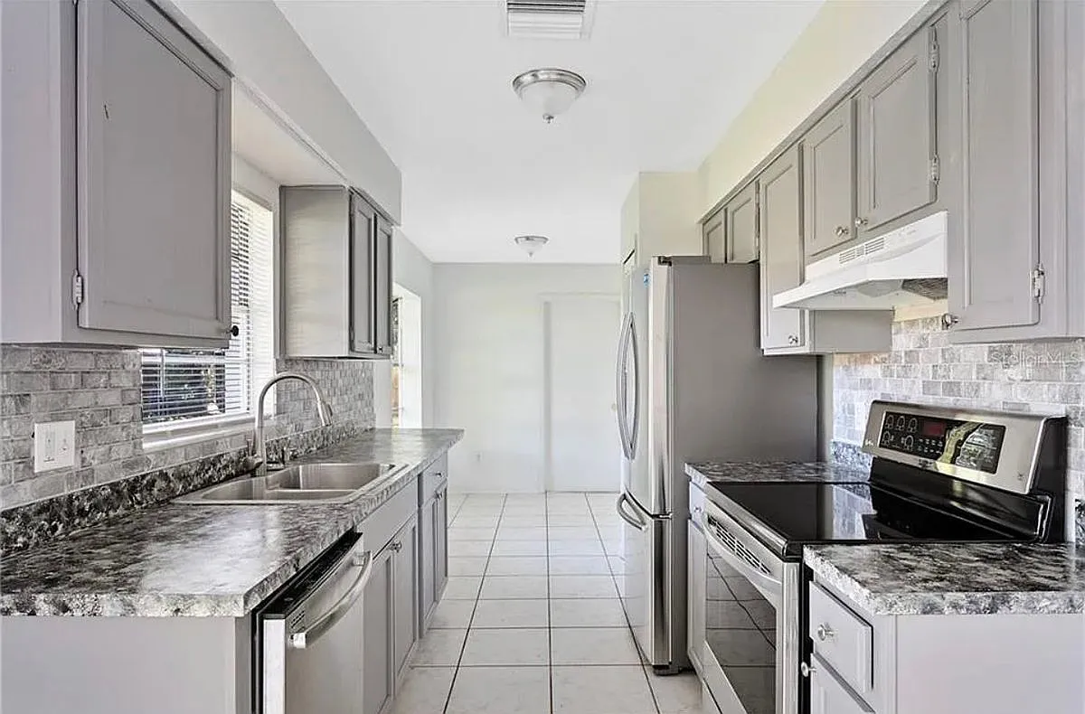 4 bed, 3.5 bath, 1762 sqft, $2,100 — Photo 2