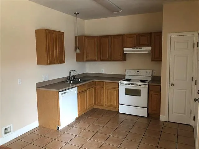 2 bed, 1.0 bath, 940 sqft, $1,200 — Photo 3