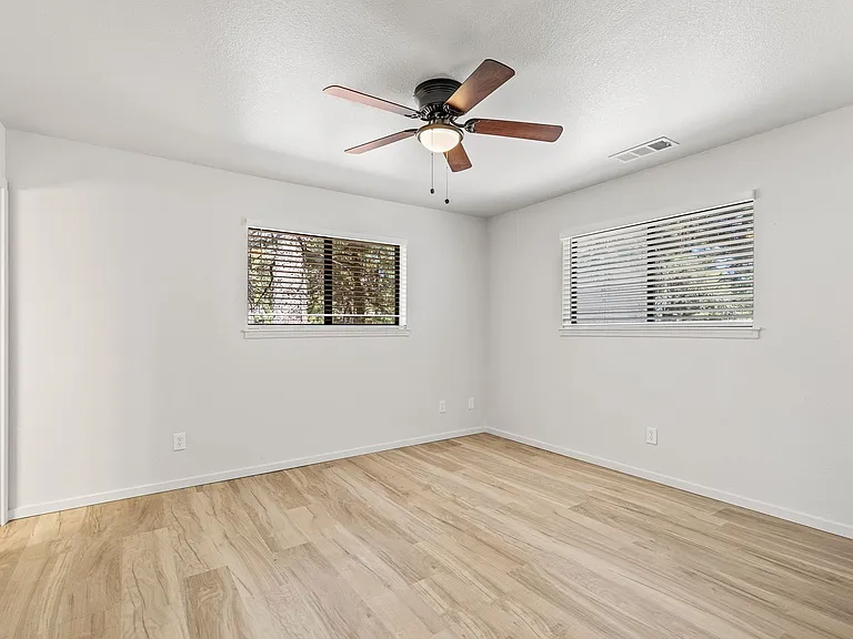 3325 E Lockett Rd — Photo 53