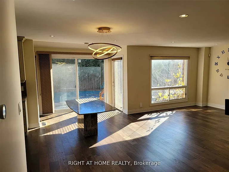 1080 Glenashton Dr #UPPER — Photo 15