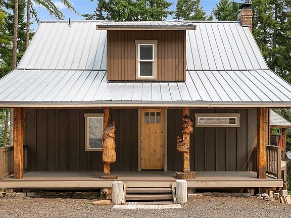 Recently renovated deck, fresh exterior paint this week! This cabin has amazing character.