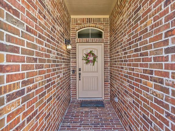 5th image of 1016 Madelia Ave