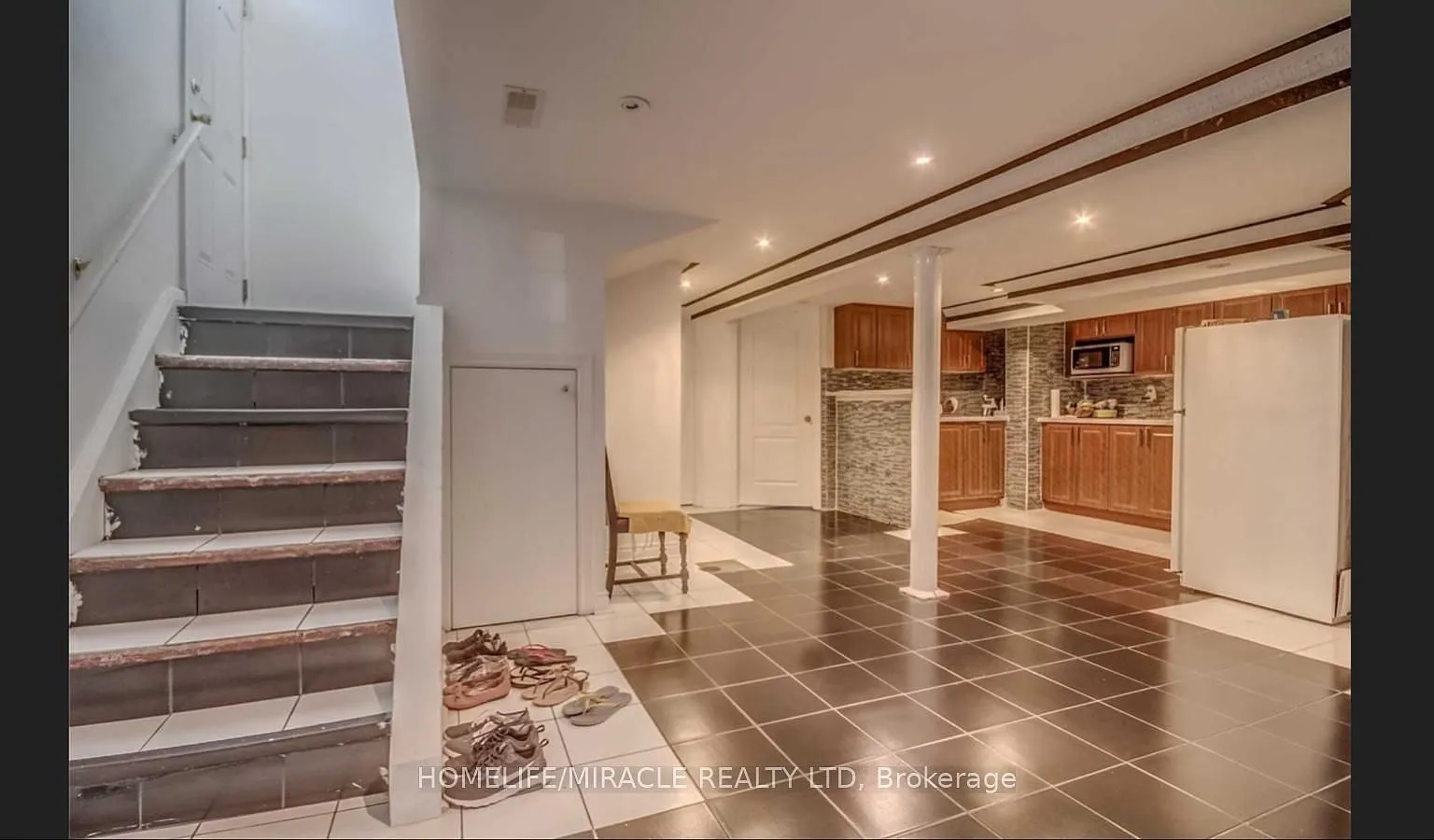 3 bed, $2,100 — Photo 2