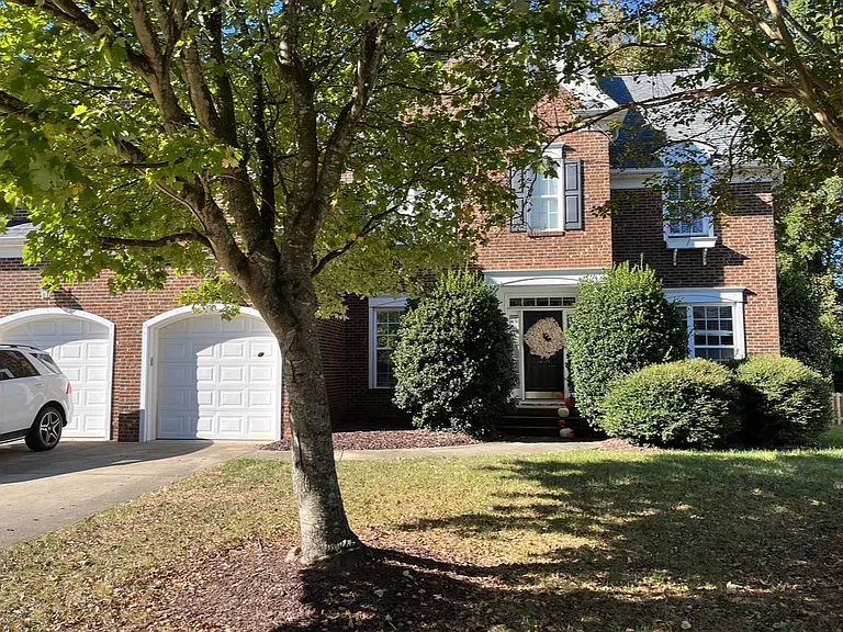 1206 Grayscroft Dr — Photo 2
