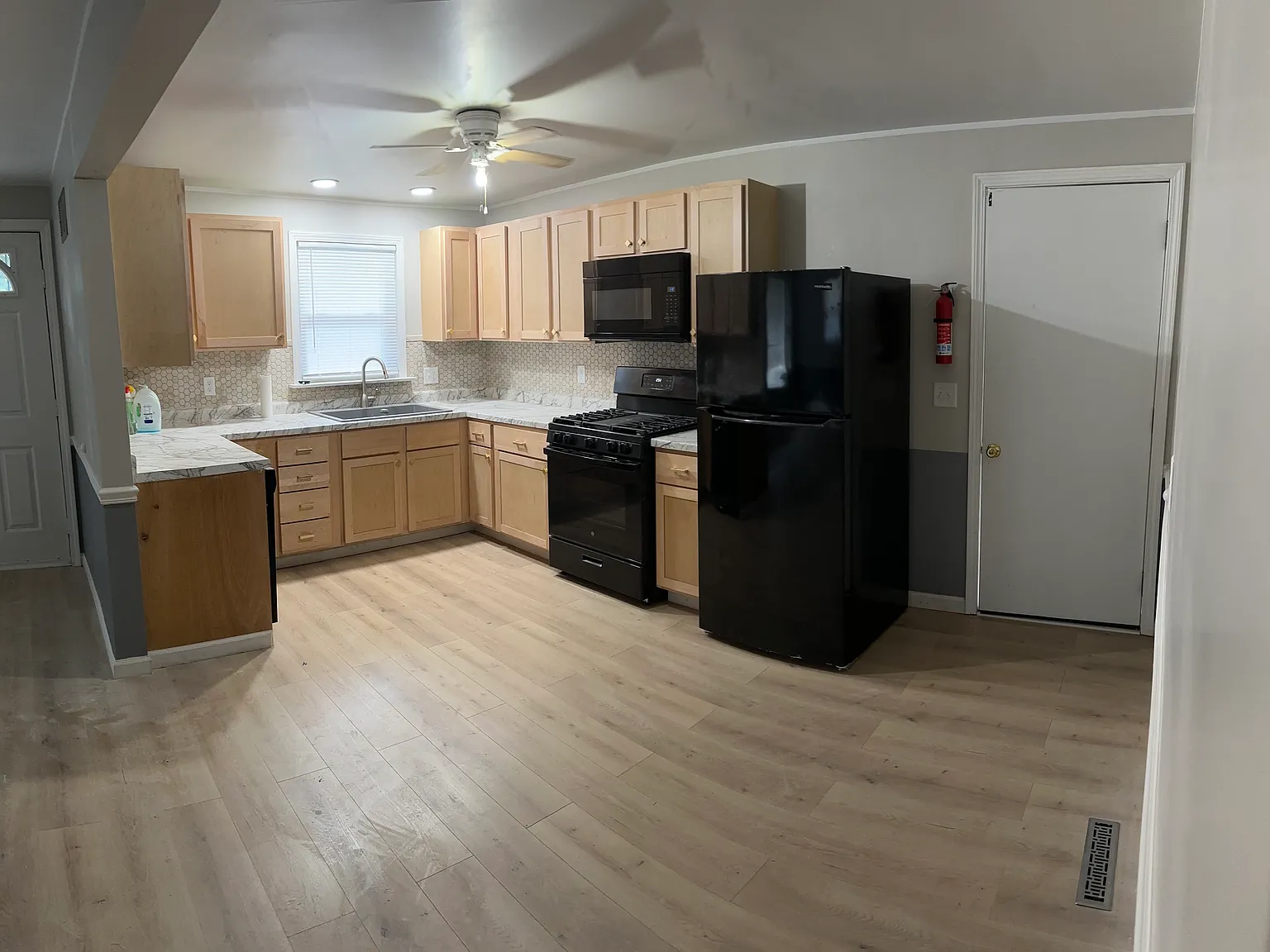 3 bed, 1007 sqft, $1,750 — Photo 3