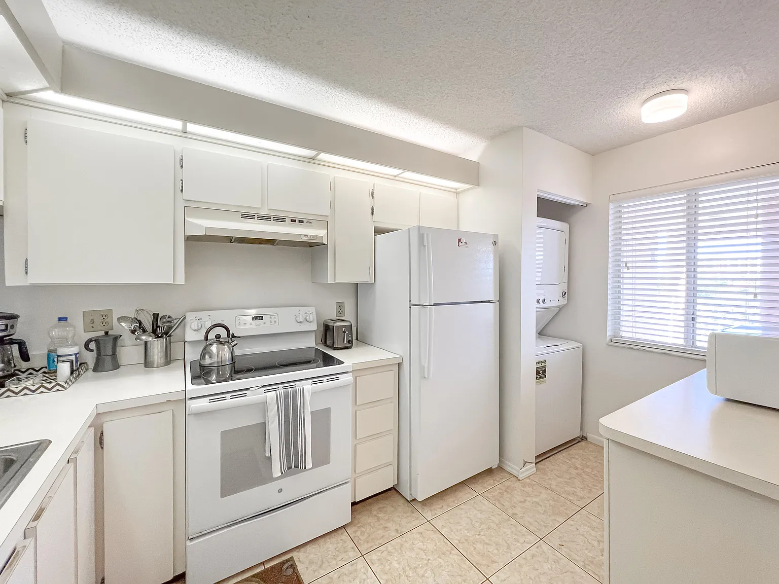 2 bed, 2.0 bath, 1056 sqft, $2,200 — Photo 2