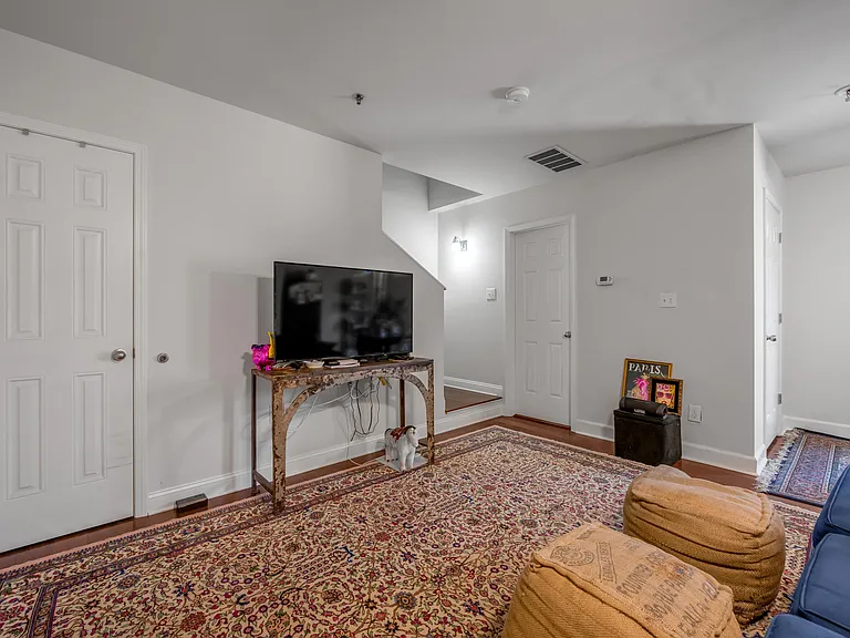 508 W 2nd St #203 — Photo 6