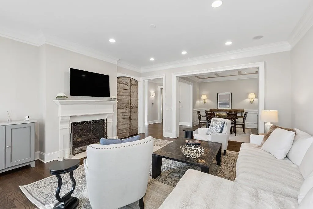 4 bed, 4.5 bath, 3987 sqft, $6,800 — Photo 2