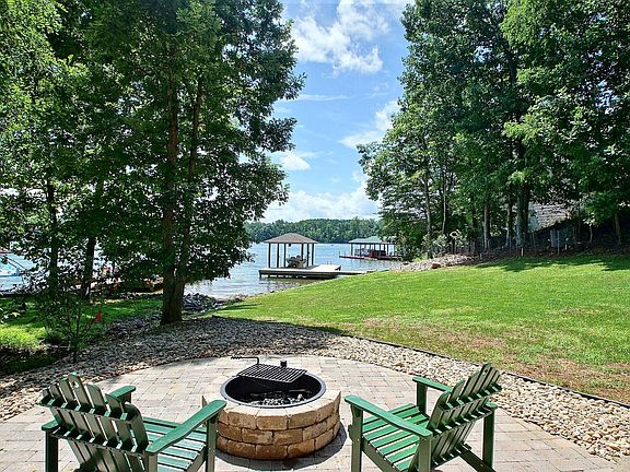 2nd image of 220 Park Shores Cir