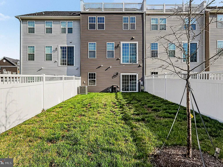 10878 Foxtrot Cir — Photo 35