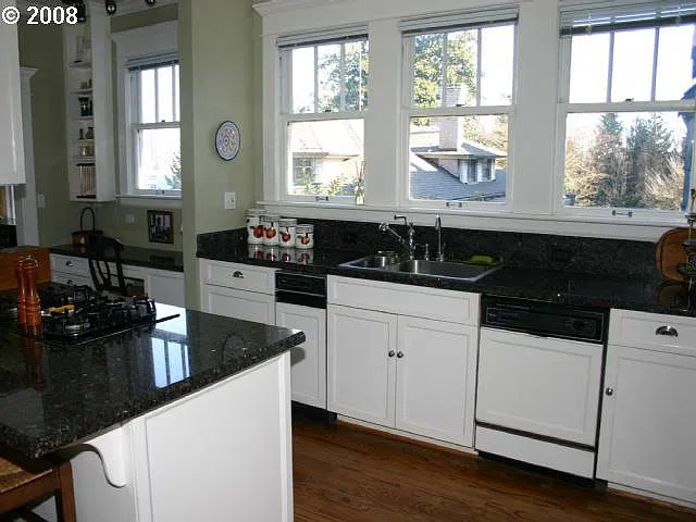 3 bed, 1.5 bath, 2000 sqft, $2,975 — Photo 4