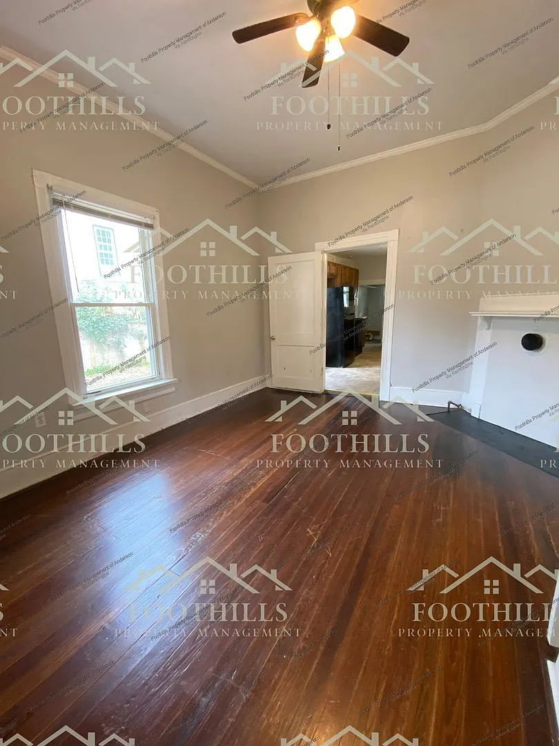 3 bed, 1.0 bath, 1298 sqft, $1,075 — Photo 2