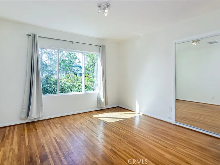 1094 S Plymouth Blvd — Photo 16