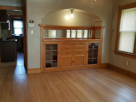 DR with Built-In Buffet 