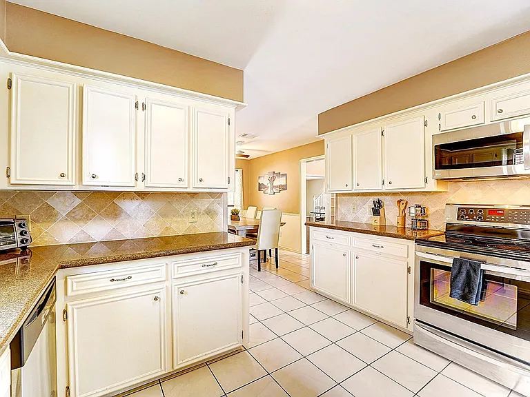 8111 Pine Green Ln — Photo 14