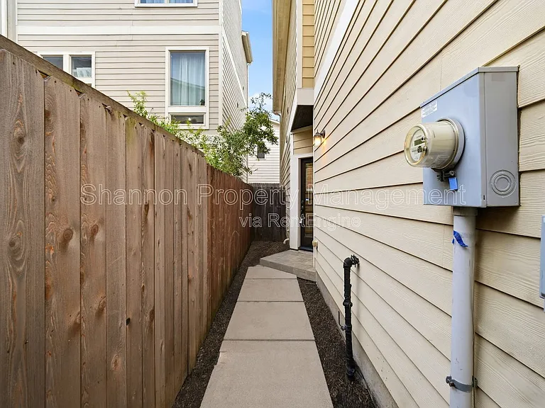 2323 Sperber Ln — Photo 5