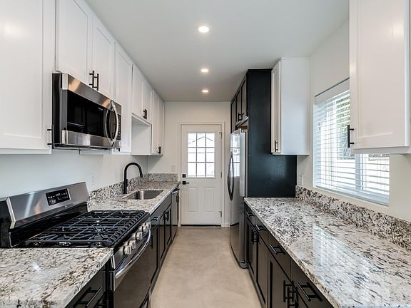 Lots of storage in the kitchen