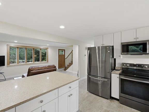 4th image of 16 Lakeview Way