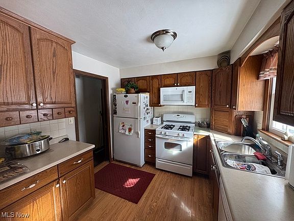 3rd image of 427 Earl Dr