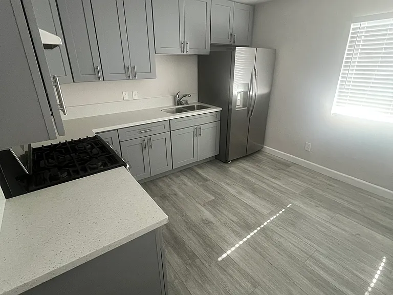 4875 Franklin Ave — Photo 2
