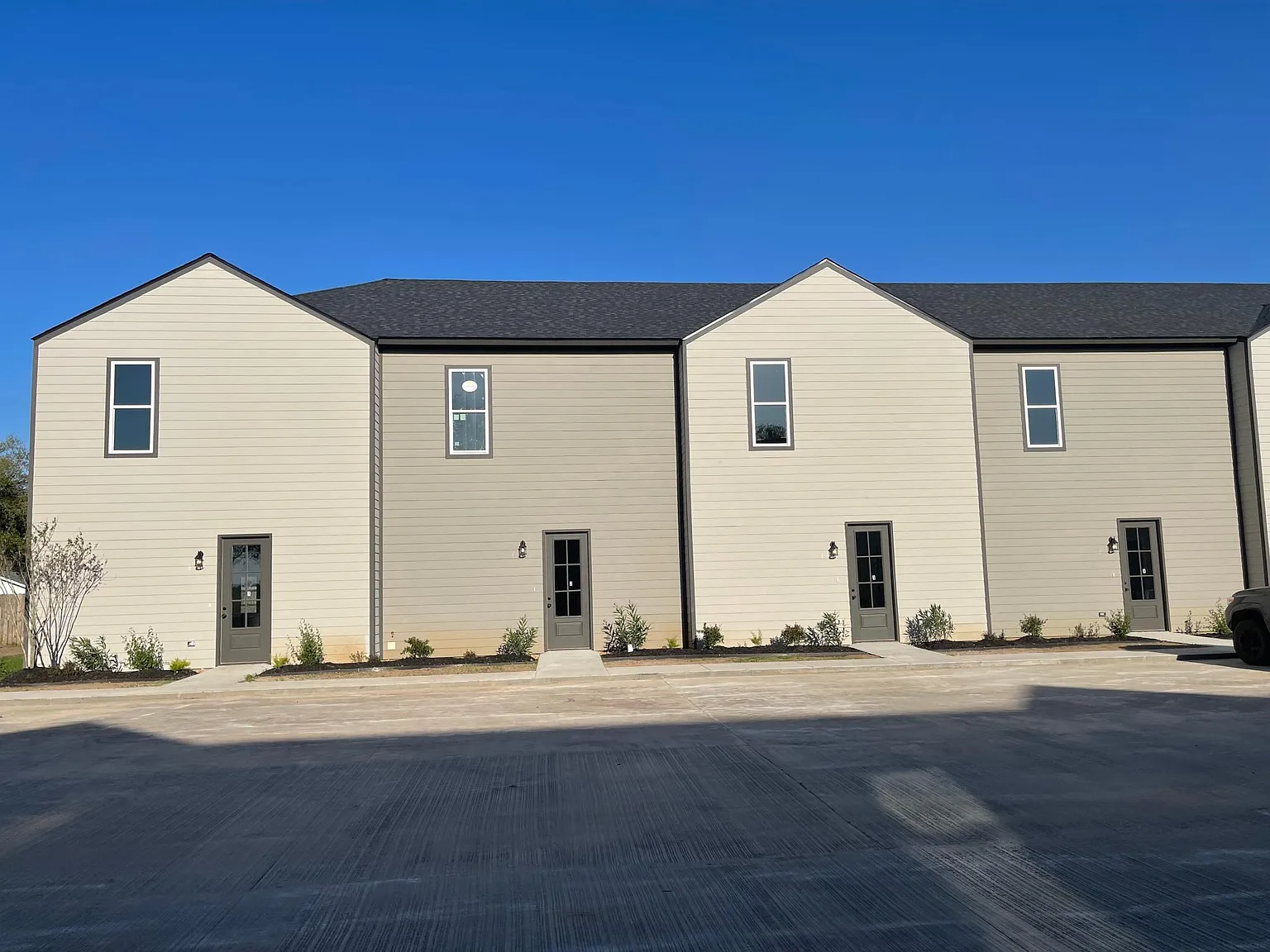 2 bed, 2.5 bath, 1450 sqft, $1,500 — Photo 2