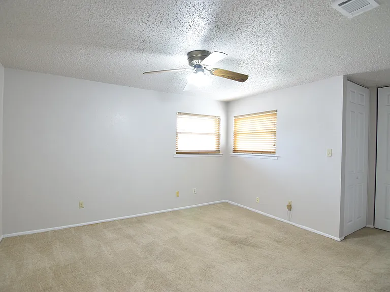 2403 Skylark Cir — Photo 10