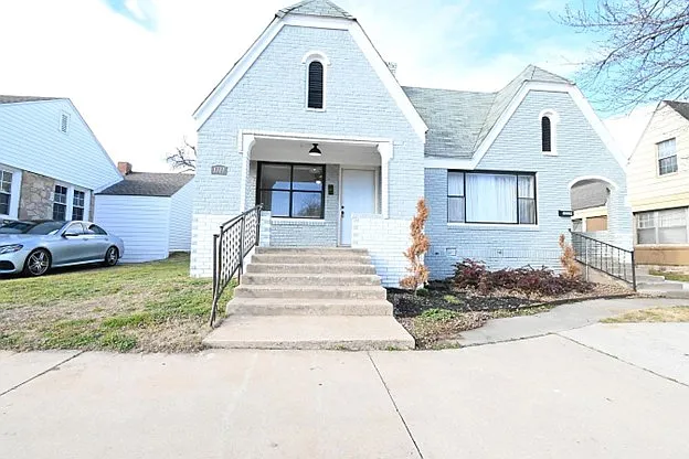 1117 N Youngs Blvd