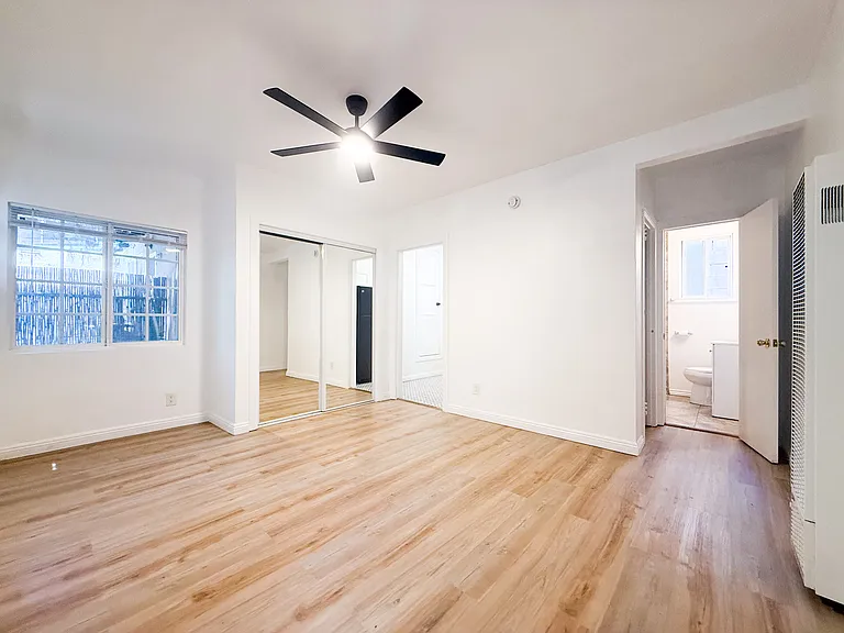 1421 1/4 N Hayworth Ave #21-1/4 — Photo 2