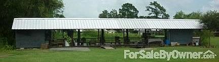1386 sqft cvered deck : This wharf is complete with outdoor kitchen, hatchery, and workshop