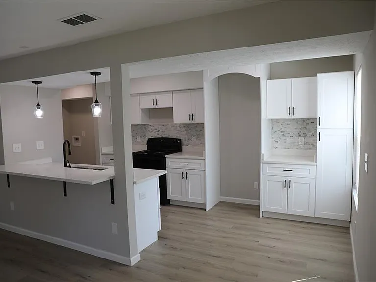 1321 Surrey Ln SW — Photo 3