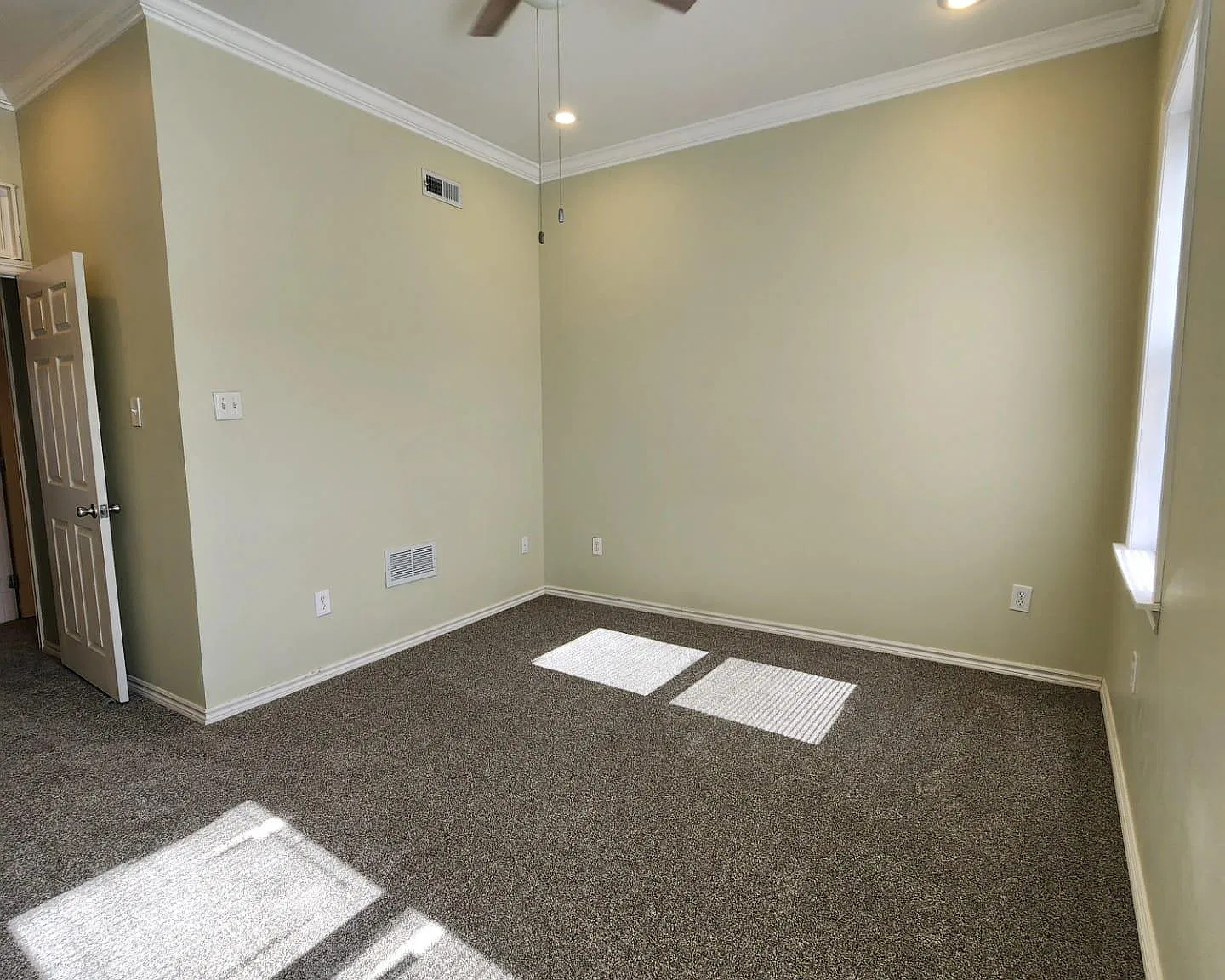 3 bed, 1.5 bath, 1144 sqft, $1,900 — Photo 4