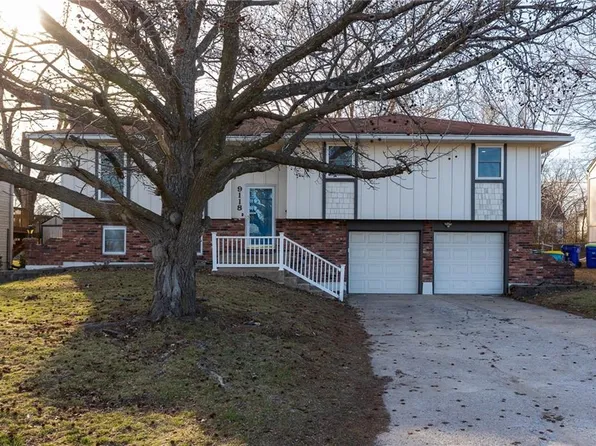 9118 Robinson St, Overland Park, KS 66212