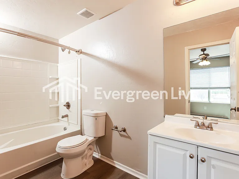 1357 S Woodbine Ln — Photo 10