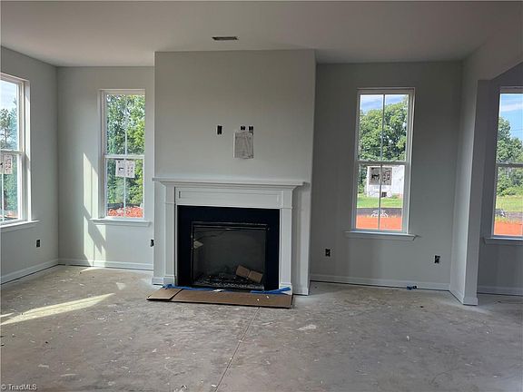 5th image of 425 Brooke Hill Dr