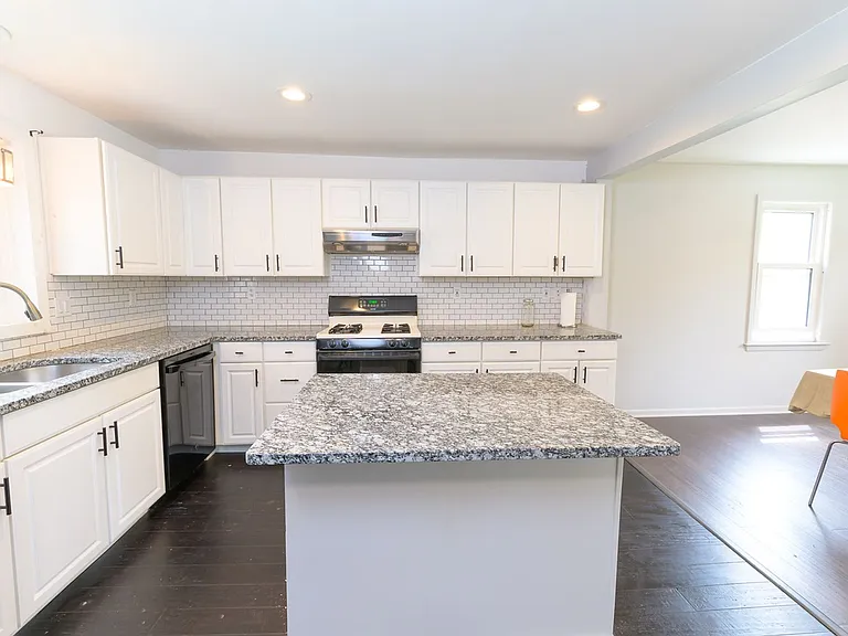 800 Simonds Rd — Photo 3