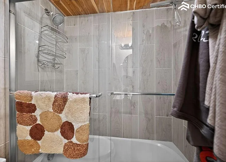 Shower/bath tub - crop right 2