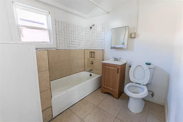 2429 Freret St — Photo 11