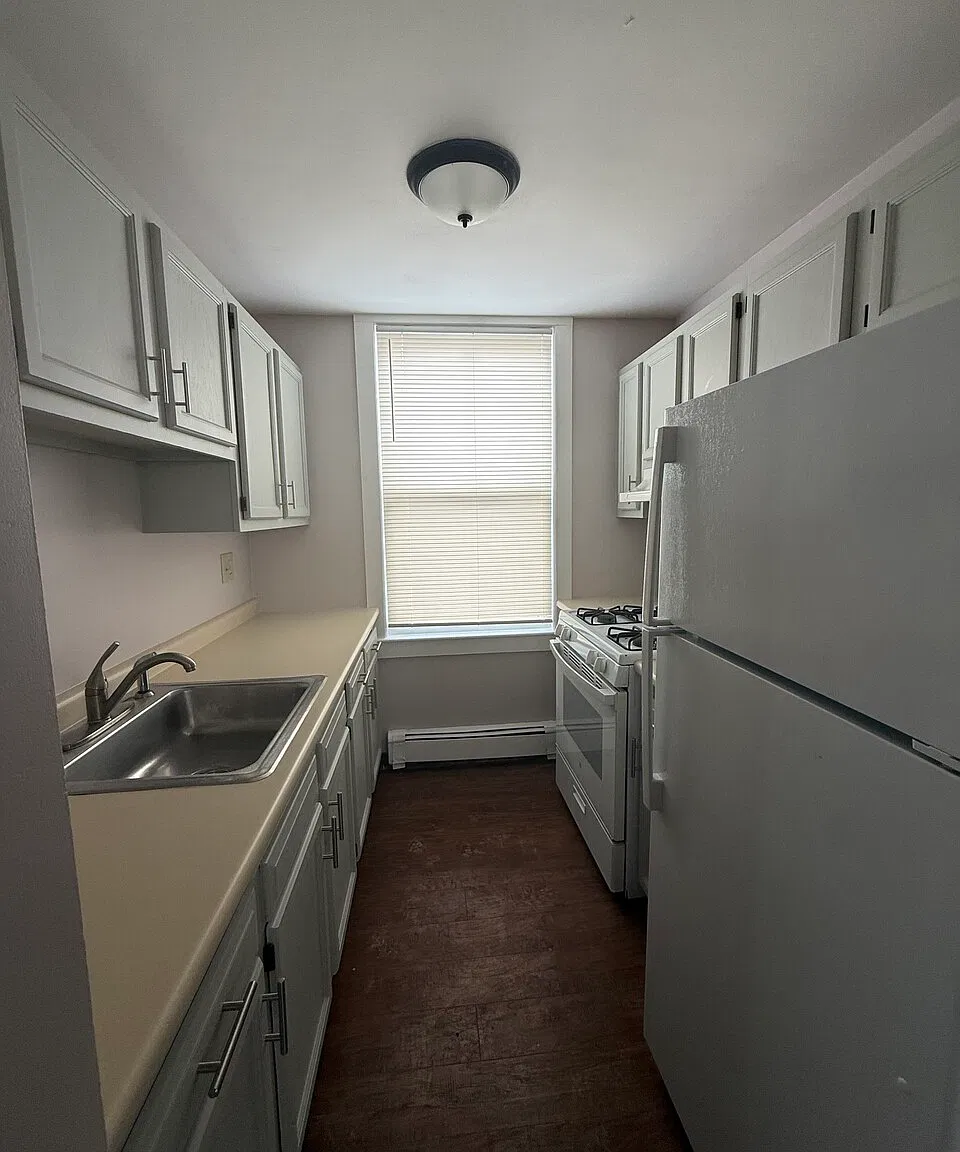 2 bed, 640 sqft, $2,400 — Photo 2