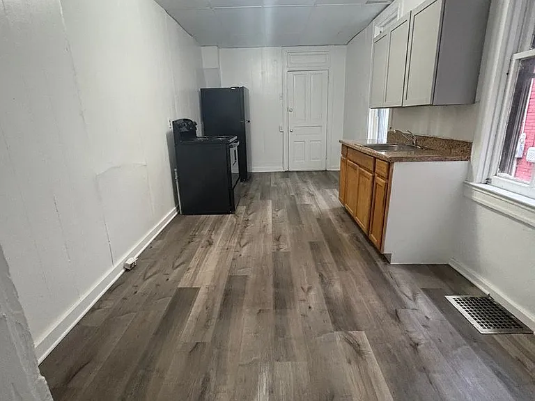 504 Wallace St — Photo 4