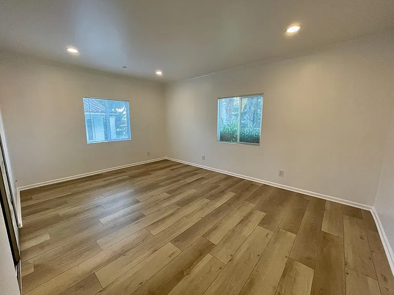 2630 S Burnside Ave — Photo 5