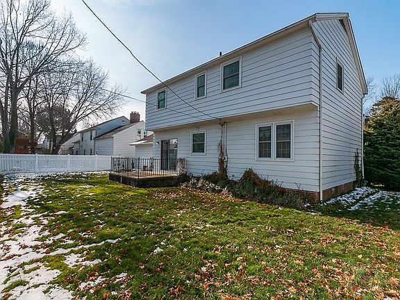 5th image of 61 Lake Edge Dr