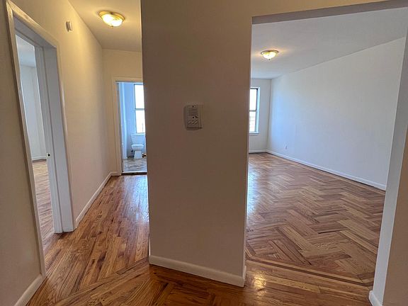 Foyer bedroom (L) Bathroom (m) Living room (R)