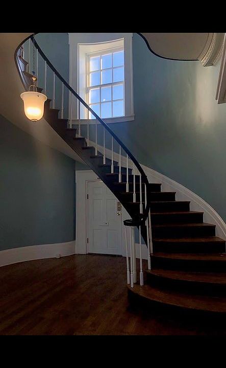 Foyer Breeze Way